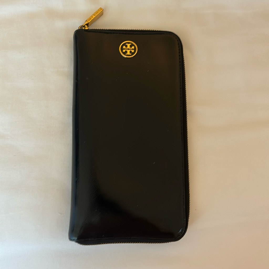 Tory Burch Large Patent Leather Wallet With Lots Of Storage